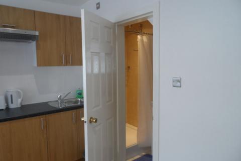 Studio to rent, Warren Road, Neasden, NW2