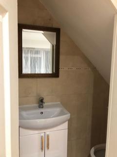 Studio to rent, Warren Road, Neasden, NW2
