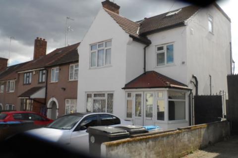 Studio to rent, Warren Road, Neasden, NW2