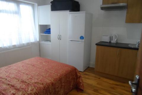 Studio to rent, Warren Road, Neasden, NW2