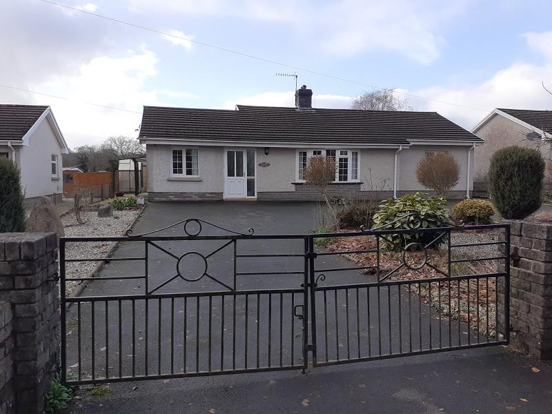 Ffarmers, Llanwrda, Carmarthenshire. 3 bed detached bungalow £625 pcm