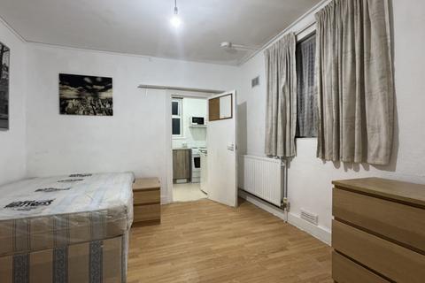 Studio to rent, Buckingham Road, Harlesden, NW10