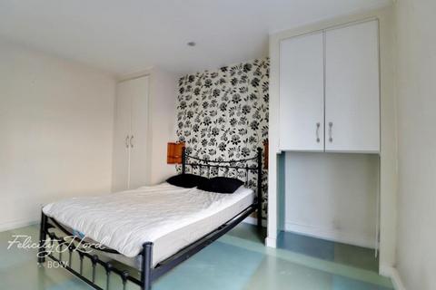Studio to rent, Alphabet Square, LONDON