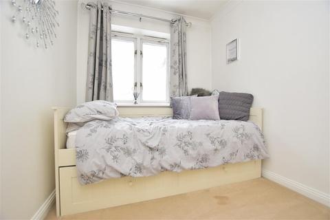 20 Drew Place, Caterham, CR3 5FE