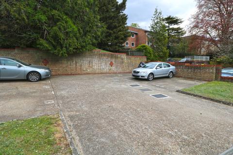 12 Montana Close, South Croydon, CR2 0AT