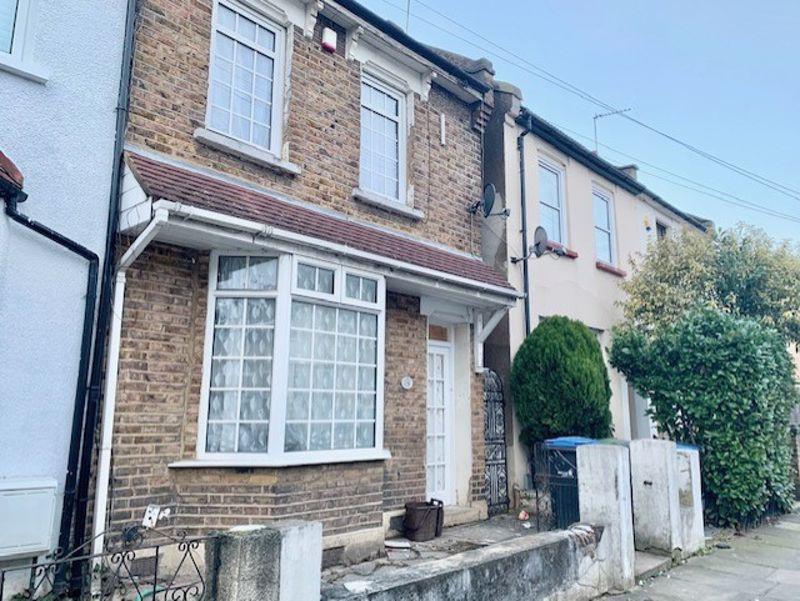 Churchbury Road, Enfield Town... 4 bed terraced house £1,800 pcm (£