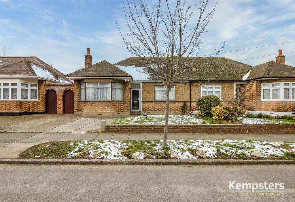 Carlton Road, Woodside, Grays 3 bed semidetached bungalow £350,000