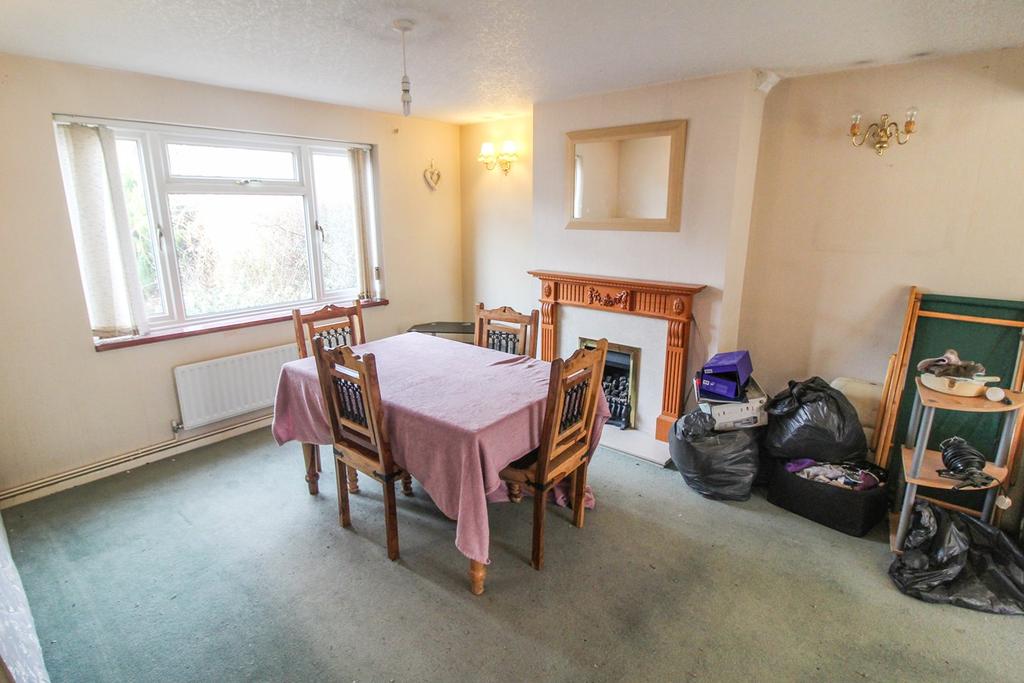 Fairford Road, Tilehurst, READING, RG31 3 bed semidetached house £