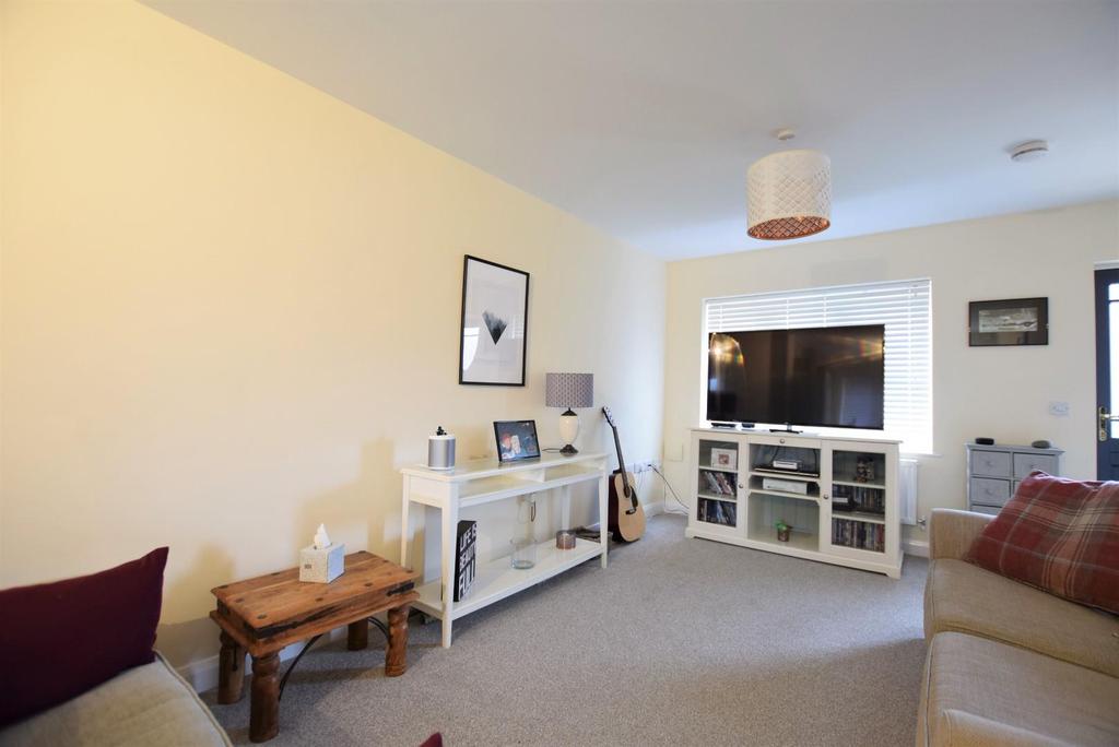Spinney Hill, Oakham 2 bed semidetached house £80,000