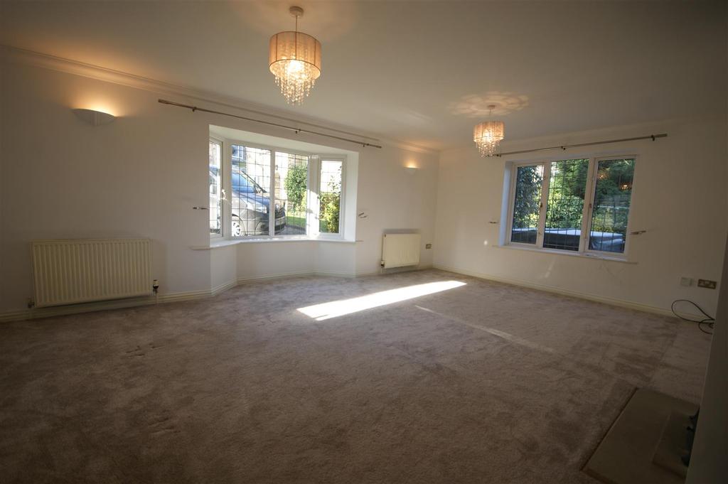 Woodhouse Lane, Brighouse 5 bed detached house £1,400 pcm (£323 pw)