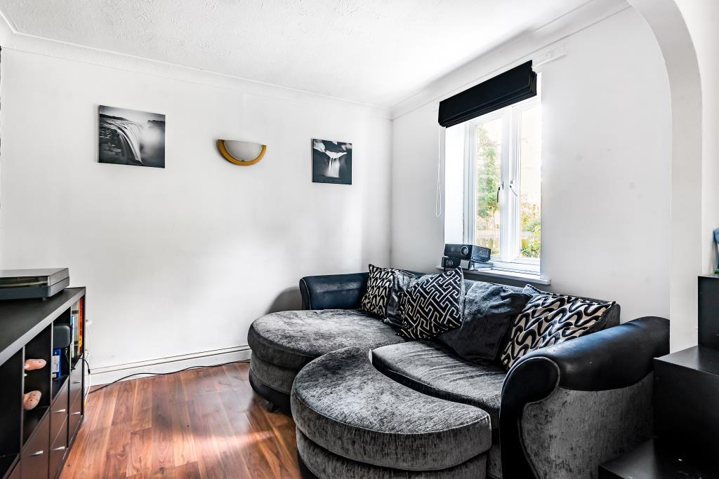 Hawley, Camberley, Surrey, GU17 2 bed flat £220,000