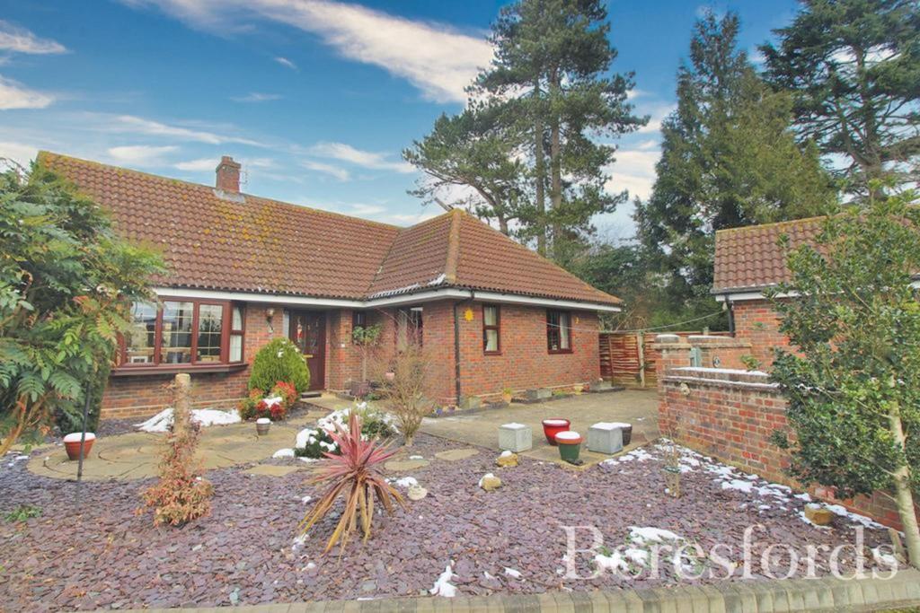 Francis Way, Silver End, Witham... 3 bed detached bungalow £375,000