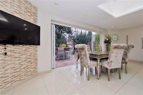 15 Fanshawe Crescent, Hornchurch, RM11 2DD