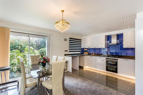 11 Hillview, London, SW20 0TA