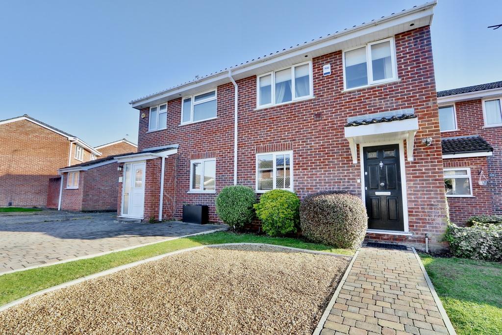 Aylsham Drive, Ickenham, UB10 3 bed terraced house for sale £475,000
