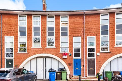 16 Wolfe Crescent, London, SE16 6SF