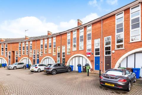 16 Wolfe Crescent, London, SE16 6SF