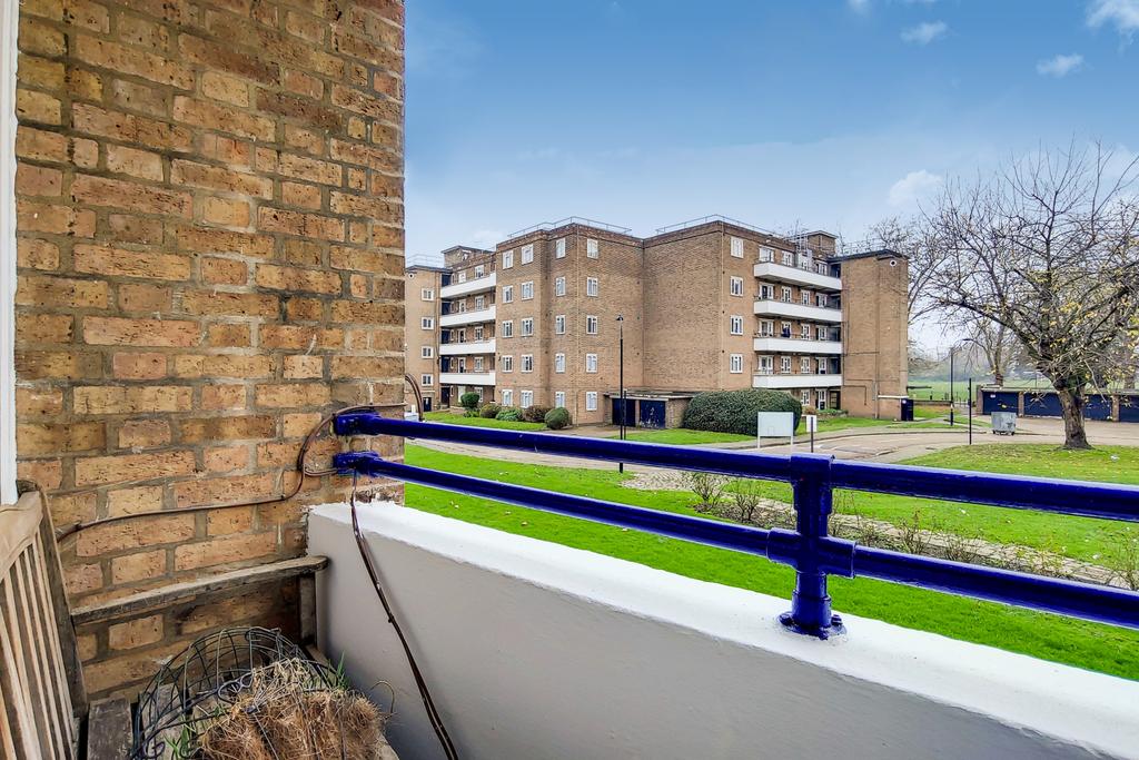 Sullivan Court, Fulham, London, SW6 1 bed flat £1,196 pcm (£276 pw)