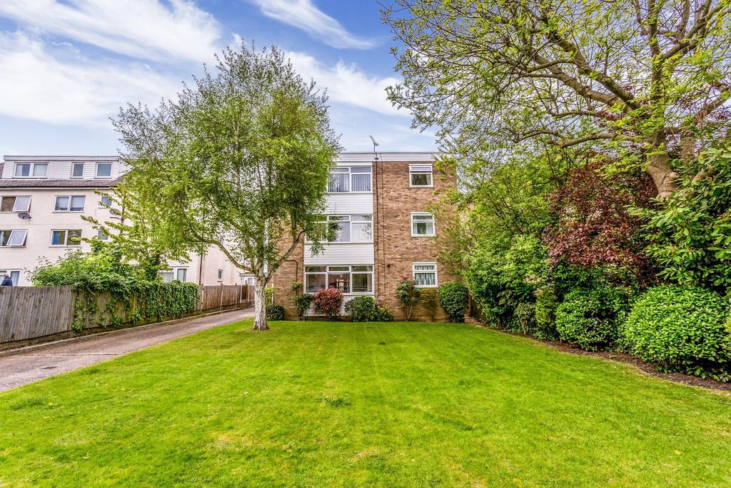 Grove Hill, South Woodford, E18 2 bed flat £1,248 pcm (£288 pw)