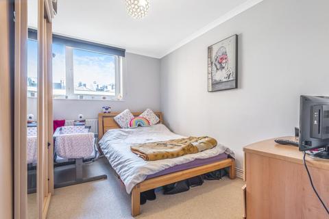 8 Kingham Close, London, SW18 3BX