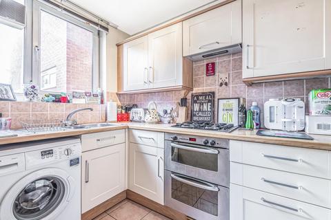 8 Kingham Close, London, SW18 3BX