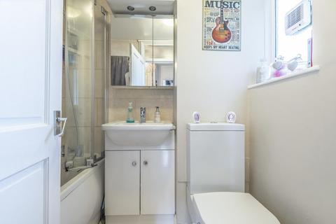 8 Kingham Close, London, SW18 3BX