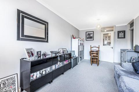 8 Kingham Close, London, SW18 3BX