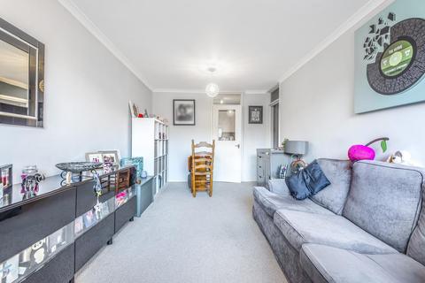 8 Kingham Close, London, SW18 3BX