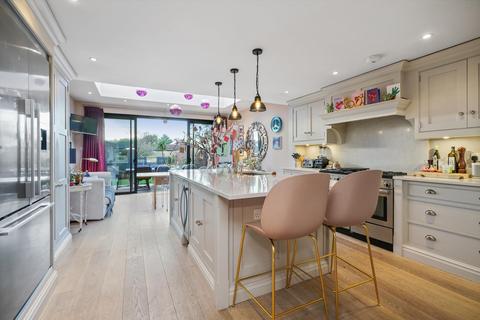25 Summer Gardens, East Molesey, KT8 9LT