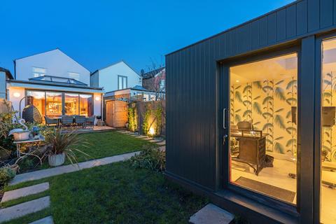 25 Summer Gardens, East Molesey, KT8 9LT