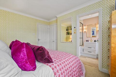 25 Summer Gardens, East Molesey, KT8 9LT