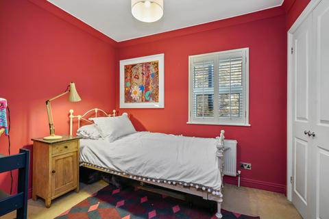 25 Summer Gardens, East Molesey, KT8 9LT