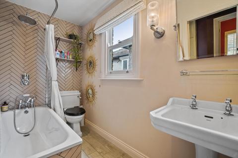 25 Summer Gardens, East Molesey, KT8 9LT