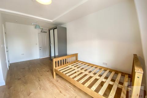 Studio to rent, Holloway Road, Holloway, N7