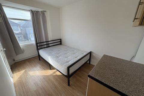 House share to rent, Mitchell Road, London N13