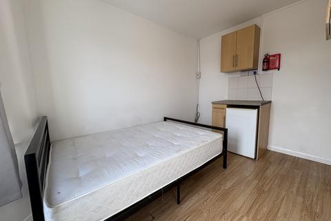 House share to rent, Mitchell Road, London N13