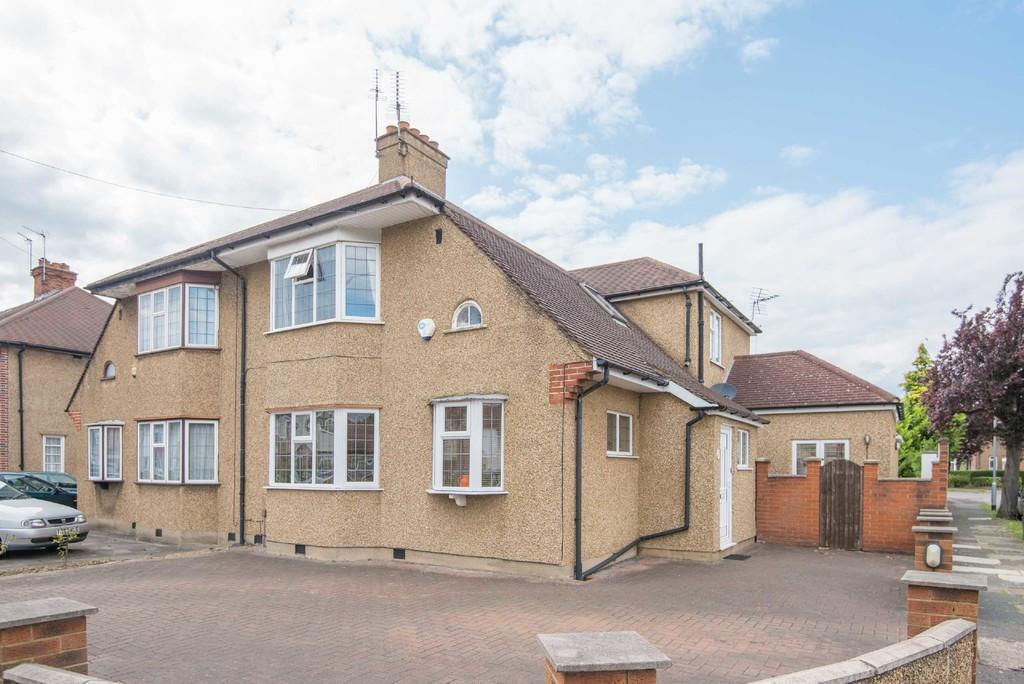 North View, Eastcote 4 bed semidetached house £2,200 pcm (£508 pw)