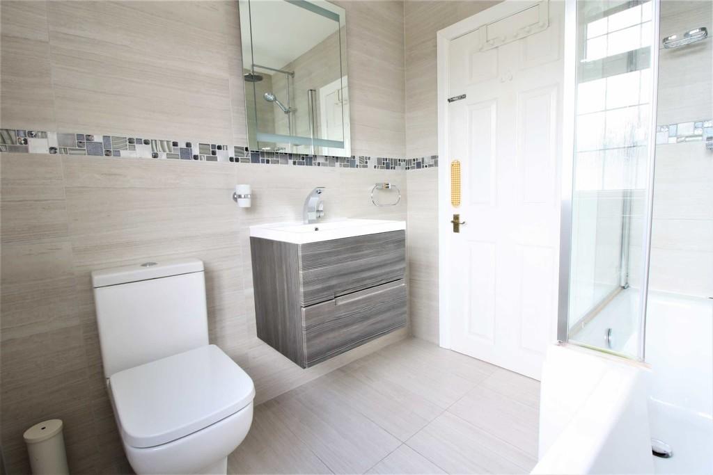 North View, Eastcote 4 bed semidetached house £2,200 pcm (£508 pw)