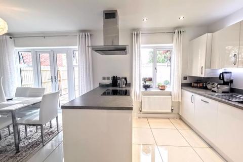 4 Britten Close, Aylesbury, HP21 9GD