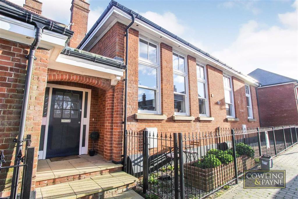 Kensington Way, Brentwood, Essex 2 bed semidetached house £1,275 pcm (£294 pw)