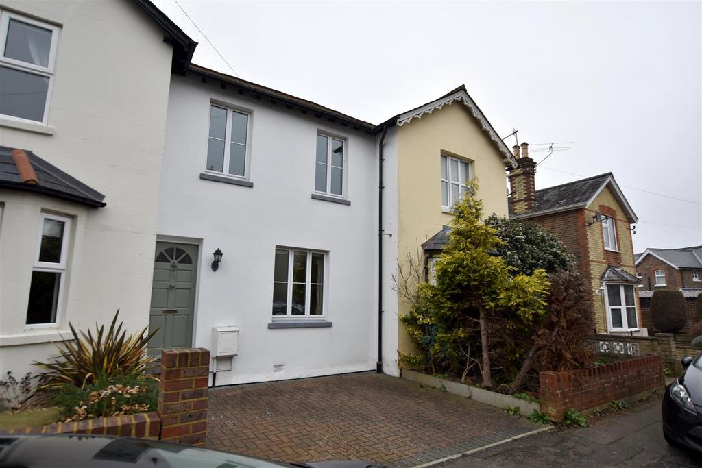 Glovers Road, Reigate 3 bed house £1,600 pcm (£369 pw)