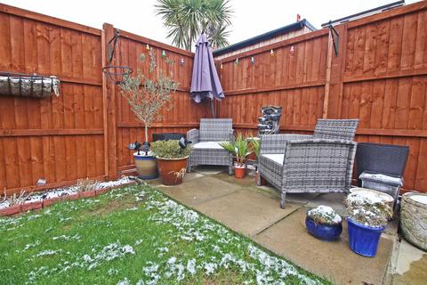 25 Tylden Way, Horsham, RH12 5JB