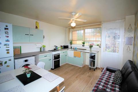 16 Stow Crescent, London, E17 5EG