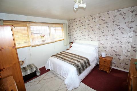 16 Stow Crescent, London, E17 5EG