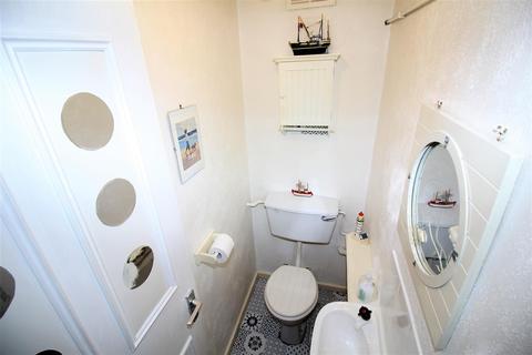 16 Stow Crescent, London, E17 5EG