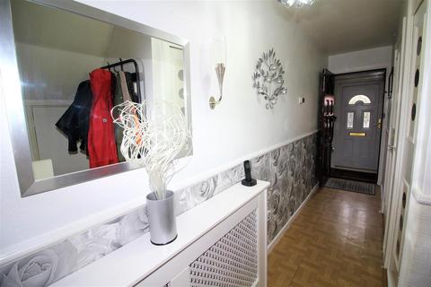 16 Stow Crescent, London, E17 5EG