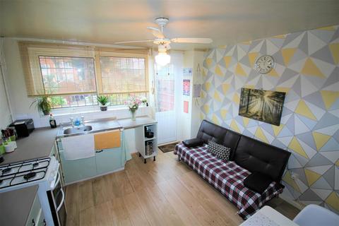 16 Stow Crescent, London, E17 5EG