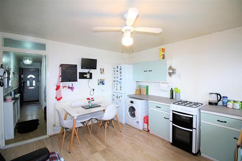 16 Stow Crescent, London, E17 5EG
