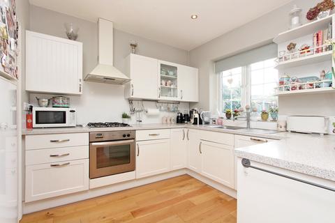 13 Clayton Crescent, Brentford, TW8 9PT