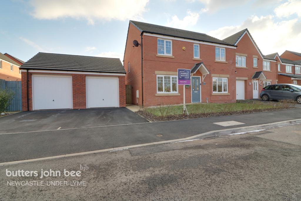 Philip Clarke Drive, Hartshill 4 bed detached house £290,000